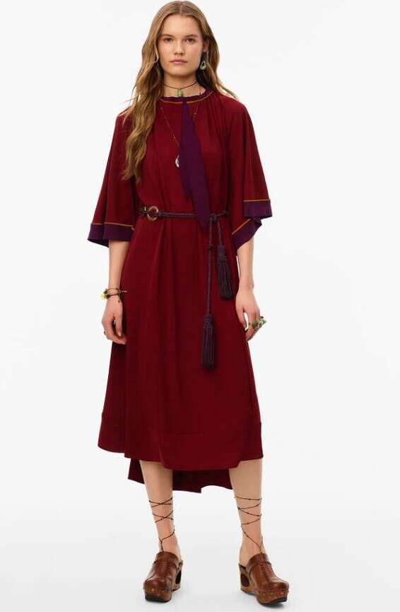 שמלה עם שרוולי פעמון. 599 שקלים